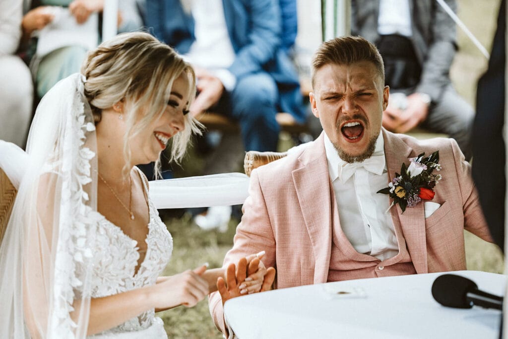 Die Farm Essen die Straußenfarm Essen Hochzeitsfotograf - Braut und Bräutigam brüllen und entladen ihre Emotionen bei freier Trauung