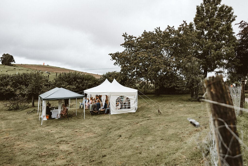 Die Farm Essen die Straußenfarm Essen Hochzeitsfotograf - Weitwinkel-Aufnahme bei freien Trauung im Zelt auf grüner Wiese