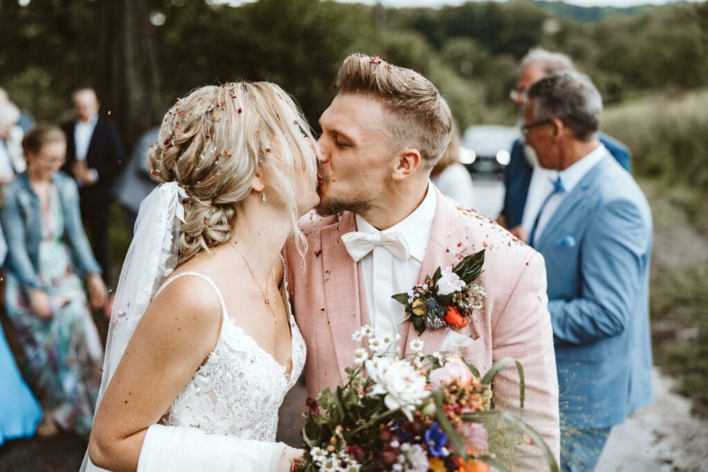 Die Farm Essen die Straußenfarm Essen Hochzeitsfotograf - Braut und Bräutigam küssen sich