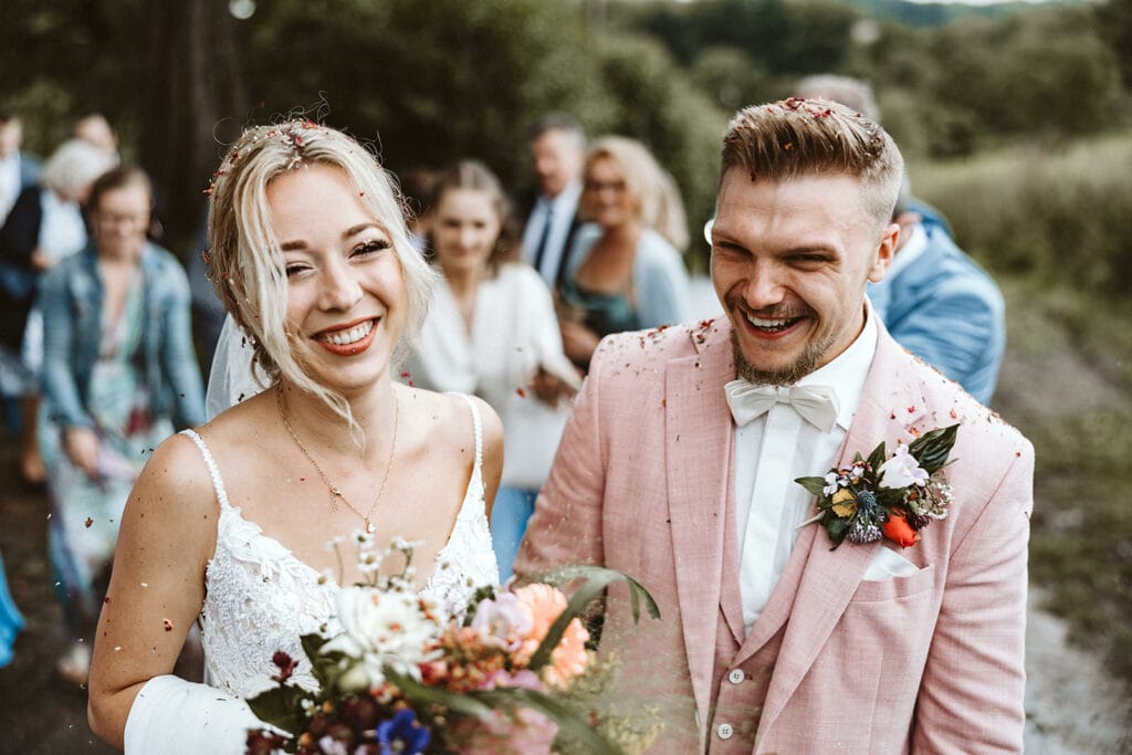 Die Farm Essen die Straußenfarm Essen Hochzeitsfotograf - Braut und Bräutigam lachen herzlich miteinander