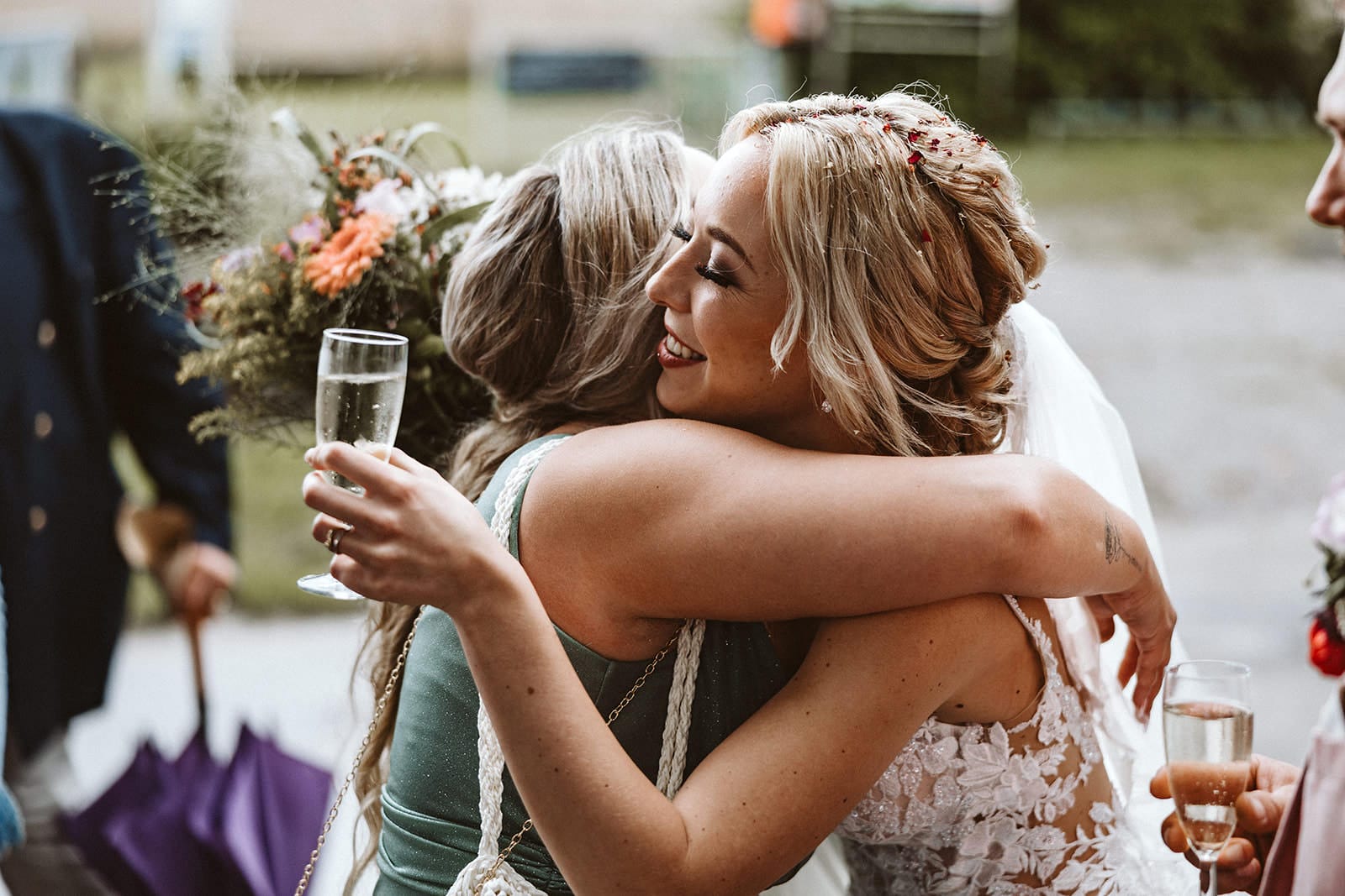 Die Farm Essen die Straußenfarm Essen Hochzeitsfotograf - Hochzeitsgast beglückwünscht Braut zur Trauung