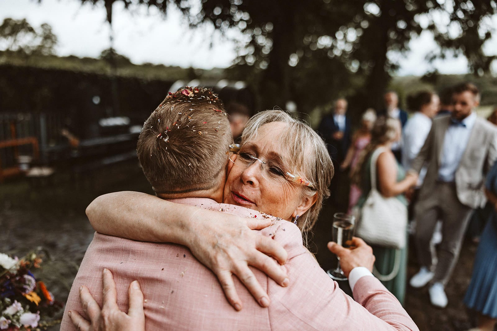 Die Farm Essen die Straußenfarm Essen Hochzeitsfotograf - Brautmutter beglückwünscht Bräutigam