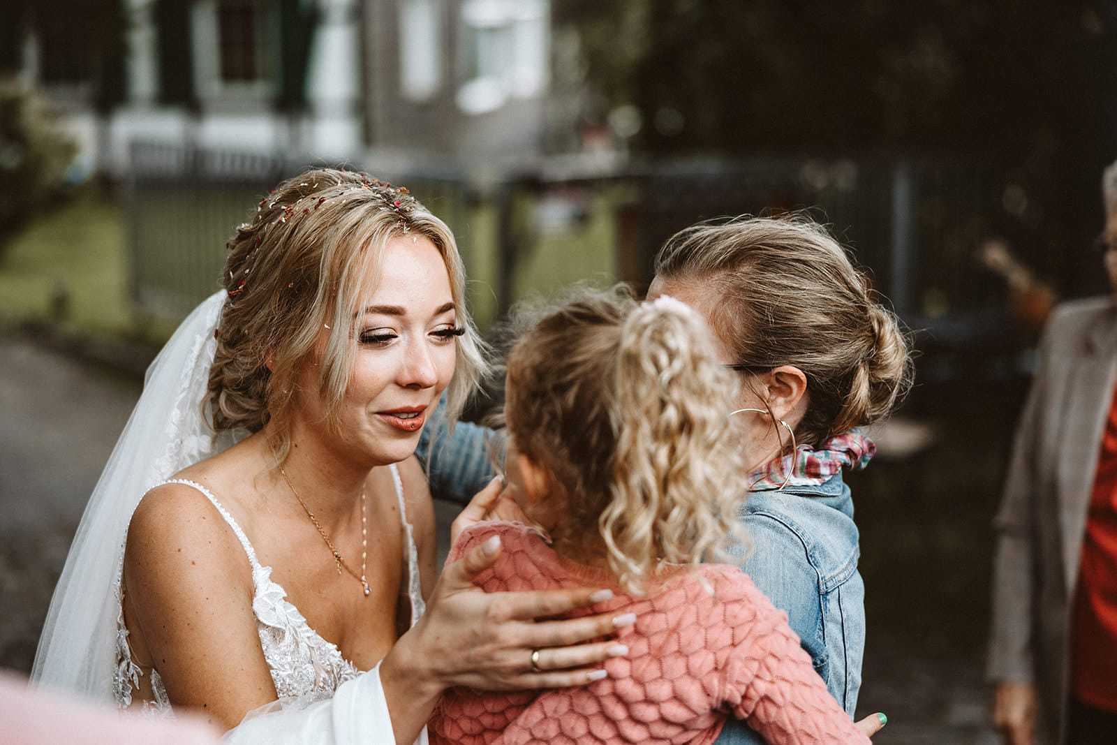 Die Farm Essen die Straußenfarm Essen Hochzeitsfotograf - Braut umarmt Kind nach Gratulation