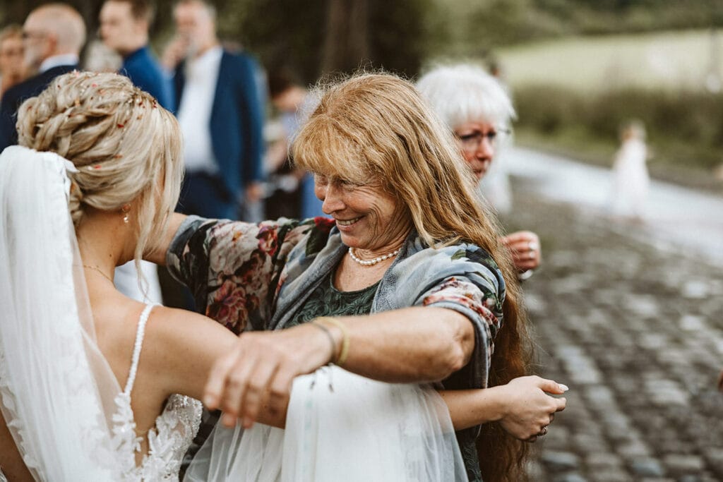 Die Farm Essen die Straußenfarm Essen Hochzeitsfotograf - Hochzeitsgast beglückwünscht Braut zur Ehe