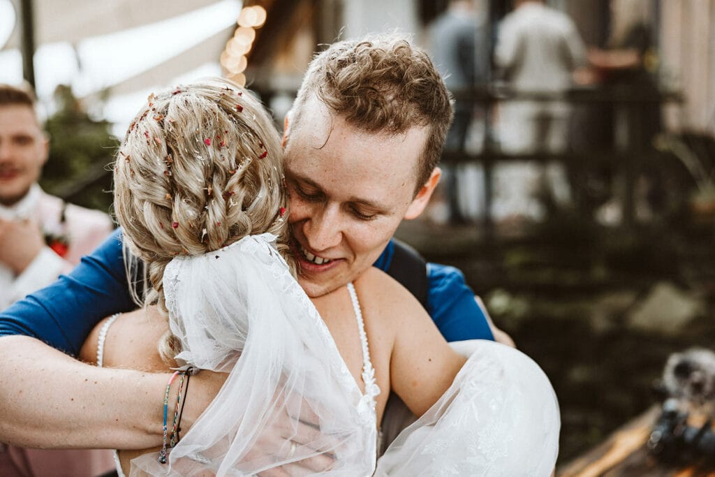 Die Farm Essen die Straußenfarm Essen Hochzeitsfotograf - Trauzeuge beglückwünscht Braut und lächelt
