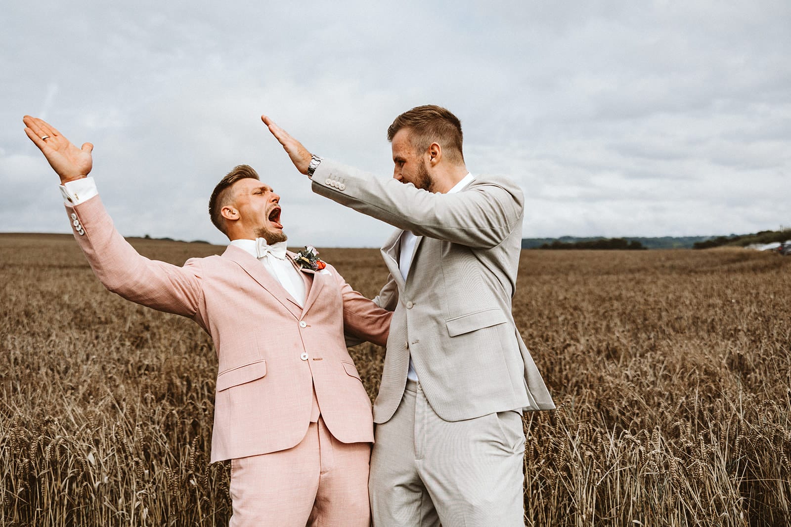 Die Farm Essen die Straußenfarm Essen Hochzeitsfotograf - High Five zwischen Bräutigam und Trauzeuge
