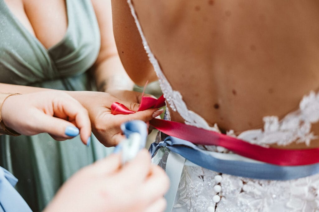 Die Farm Essen die Straußenfarm Essen Hochzeitsfotograf - Hochzeitsspiel mit Schleifen Brautstraußwurf