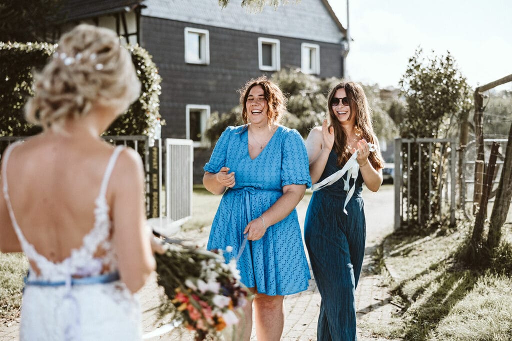 Die Farm Essen die Straußenfarm Essen Hochzeitsfotograf - Der letzte übrig gebliebene Hochzeitsgast, der nicht durchgeschnitten Seil wurde. Freut sich sehr.