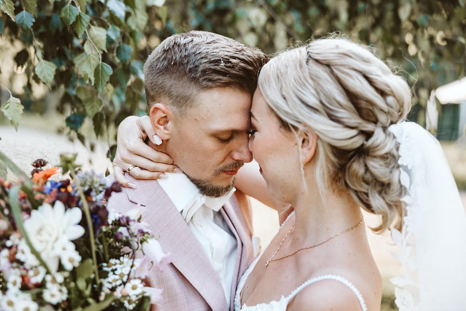 Die Farm Essen die Straußenfarm Essen Hochzeitsfotograf - Braut und Bräutigam umarmen sich unter einem Baum