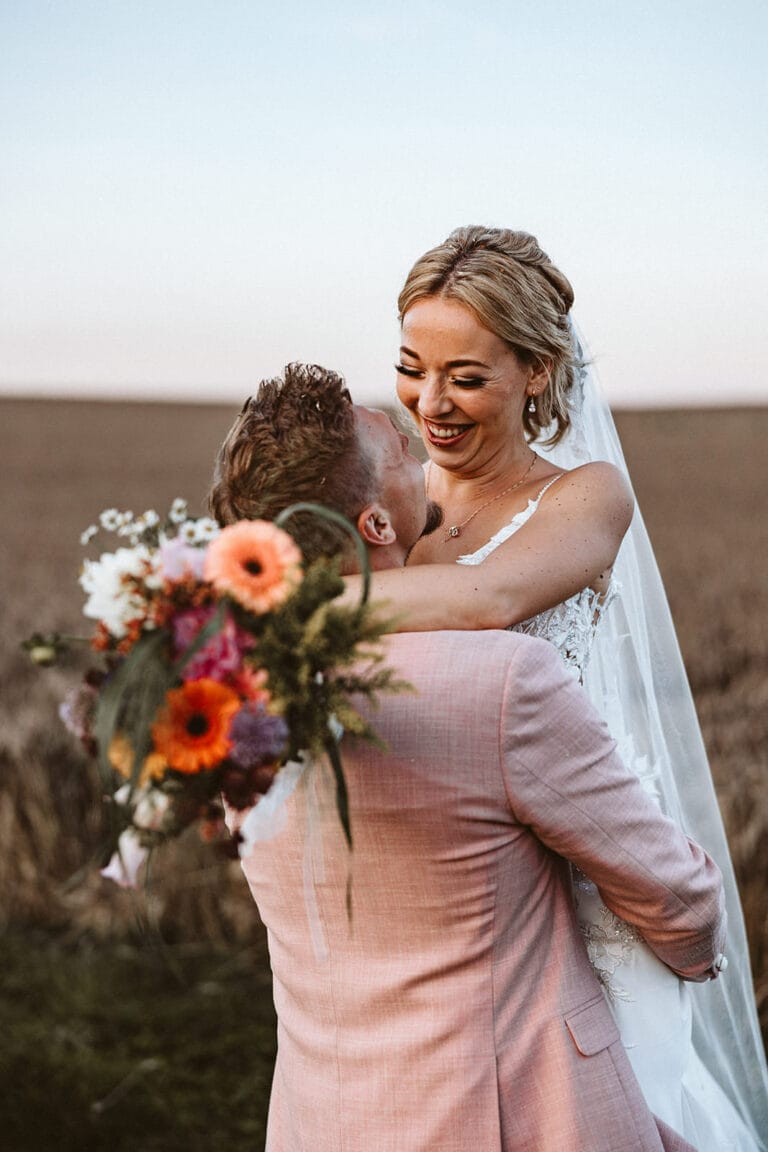Die Farm Essen die Straußenfarm Essen Hochzeitsfotograf - Bräutigam hebt Braut in die Luft und dreht sie
