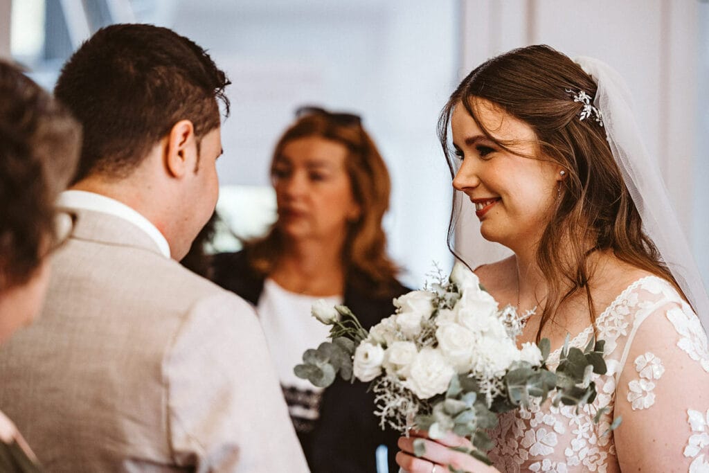 St. Marien Witten Hochzeitsfotograf - Braut und Bräutigam sehen sich an