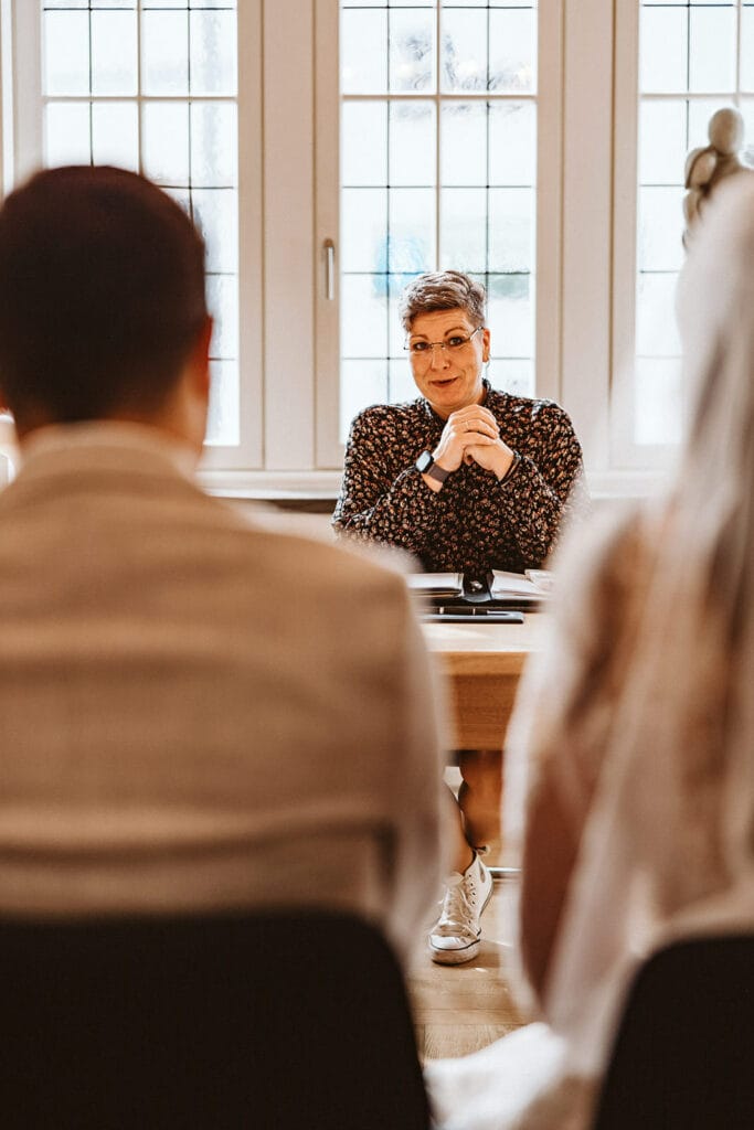 St. Marien Witten Hochzeitsfotograf - Standesbeamte hält Hochzeitsrede und Zeremonie im Standesamt