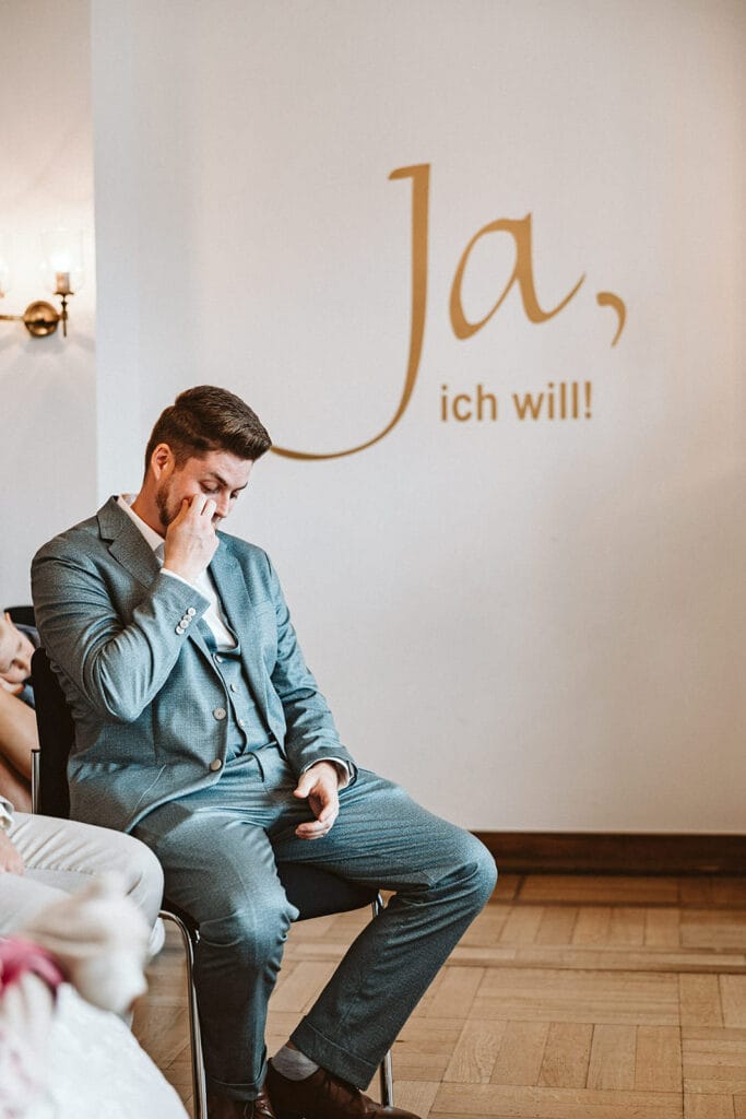 St. Marien Witten Hochzeitsfotograf - Trauzeuge neben einem Wandaufkleber - Ja, ich will