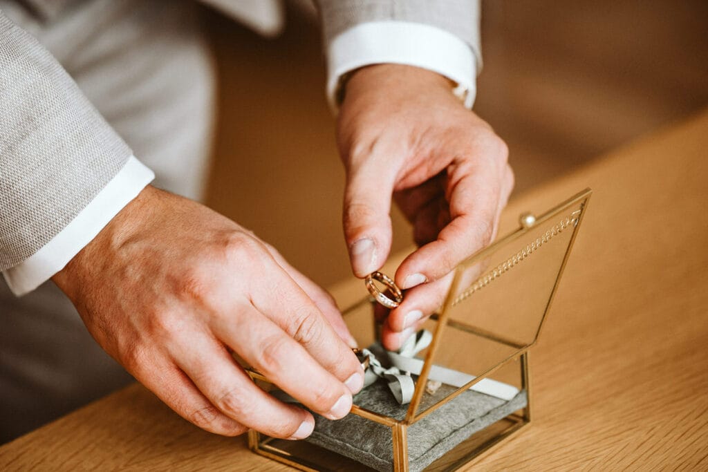 St. Marien Witten Hochzeitsfotograf - Bräutigam nimmt Ehering aus der Glaskiste