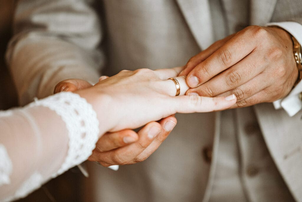 St. Marien Witten Hochzeitsfotograf - Bräutigam legt seiner Frau den neuen Ehering an nach der Zeremonie