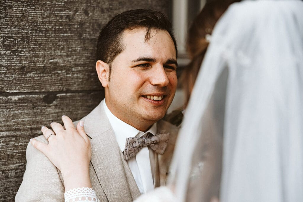 St. Marien Witten Hochzeitsfotograf - Bräutigam lächelt glücklich seine neue Braut an