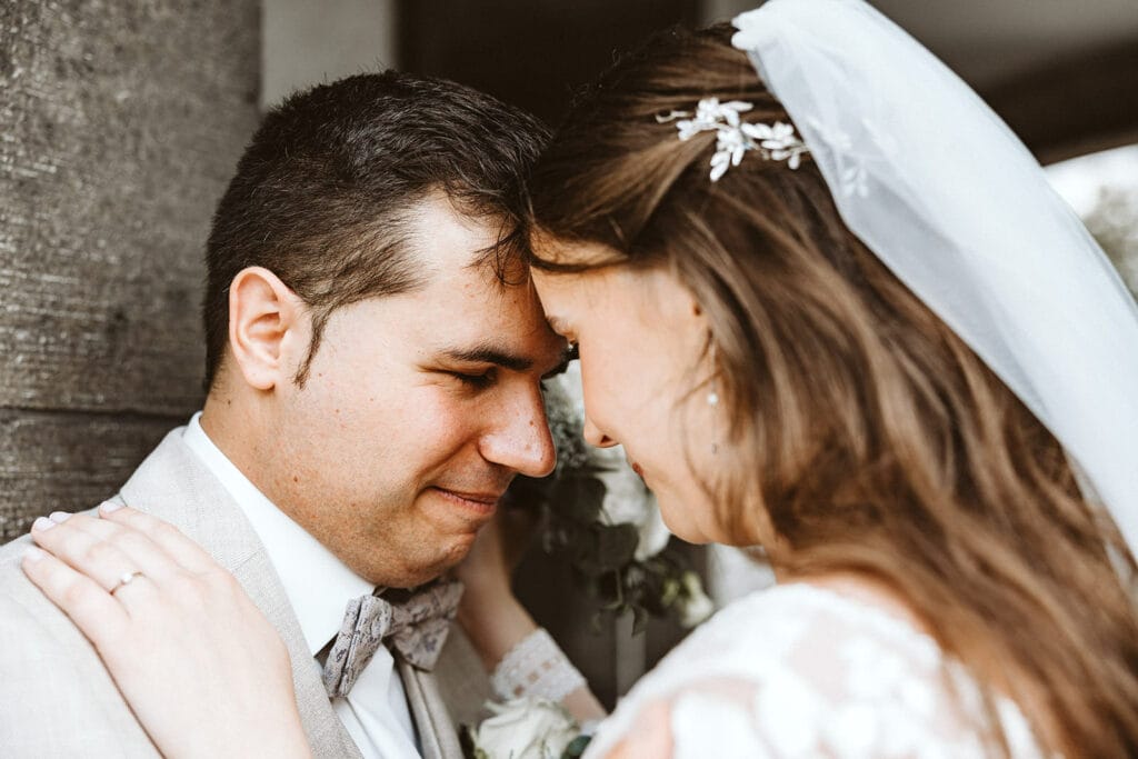 St. Marien Witten Hochzeitsfotograf - Braut und Bräutigam lehnen ihre Stirn aneinander