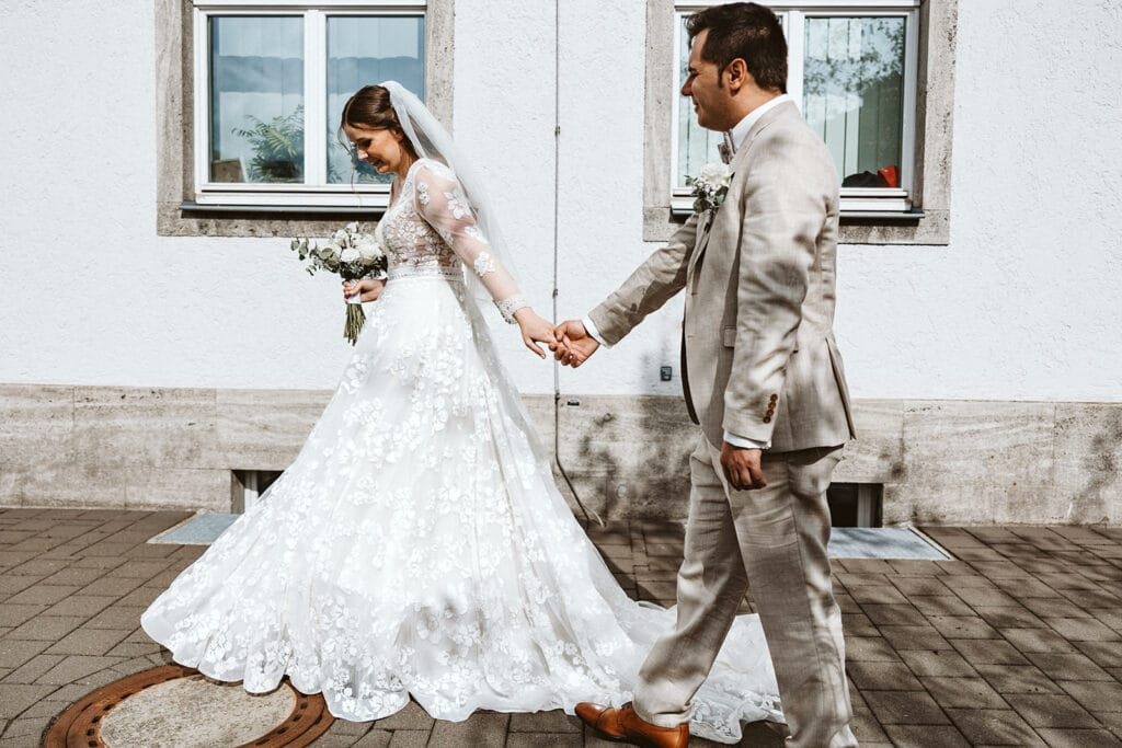 St. Marien Witten Hochzeitsfotograf - Bräutigam und Braut gehen durch die Stadt
