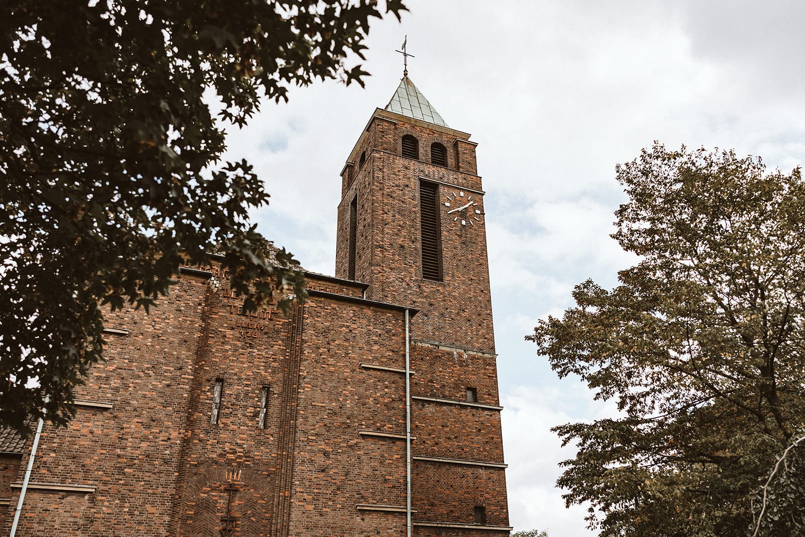 St. Marien Witten Hochzeitsfotograf - Kirche und kirchliche Trauung Kirchenturm ist mit Backsteinen zu sehen