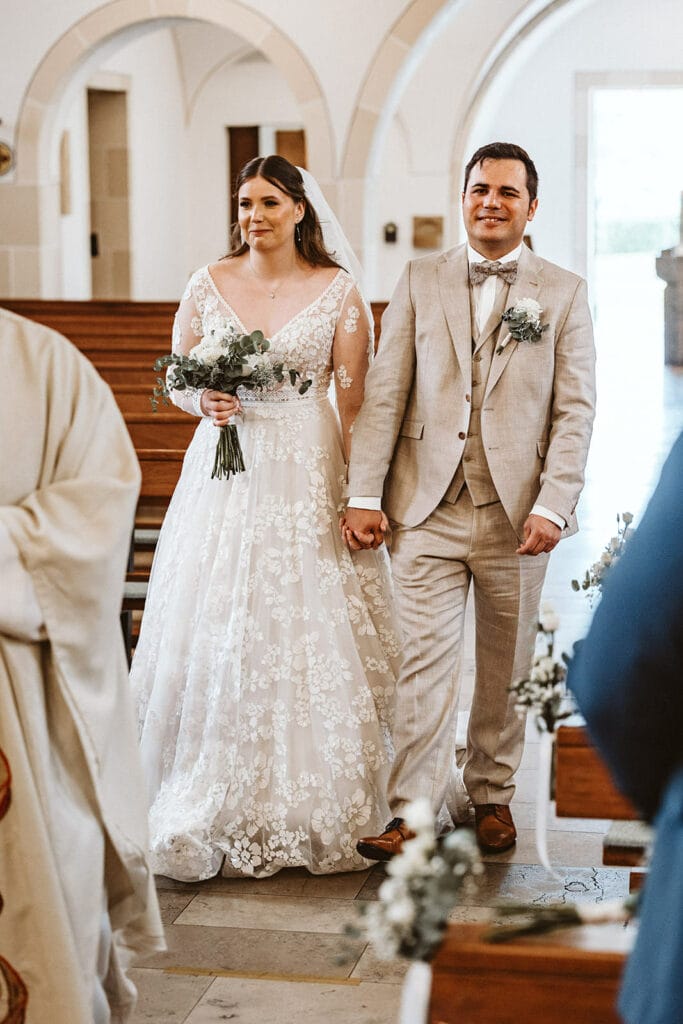 St. Marien Witten Hochzeitsfotograf - Hochzeitspaar betritt gemeinsam die Zeremonie und läuft zum Altar