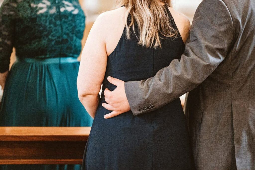 St. Marien Witten Hochzeitsfotograf - Hochzeitsgäste umarmen sich während der Trauung