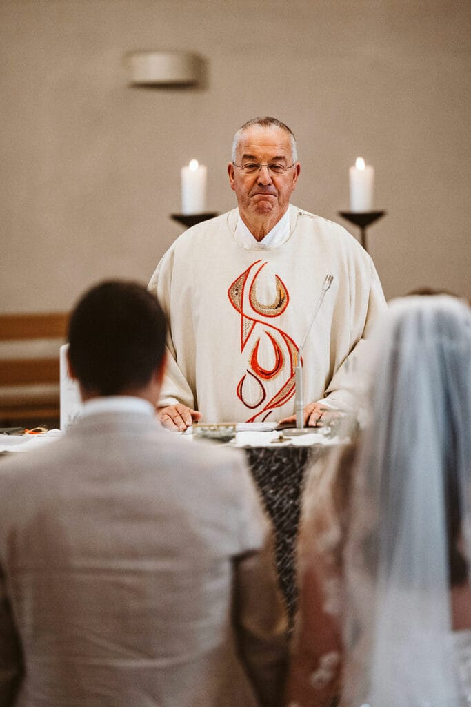St. Marien Witten Hochzeitsfotograf - Priester hält katholische Zeremonie ab