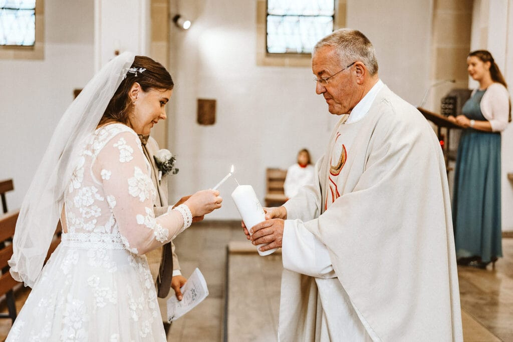 St. Marien Witten Hochzeitsfotograf - Braut zündet Hochzeitskerze an