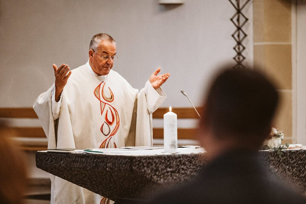 St. Marien Witten Hochzeitsfotograf - Priester segnet Hochzeitskerze