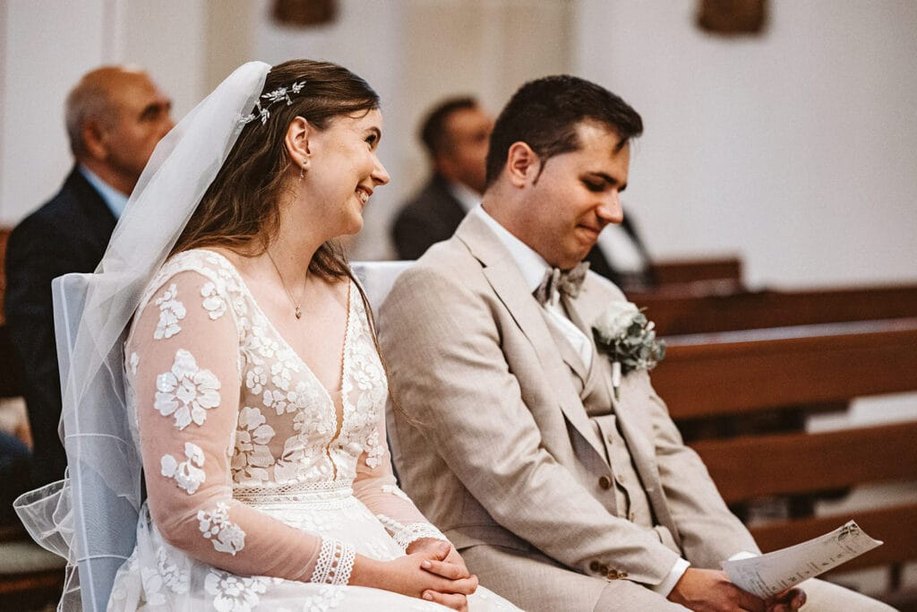 St. Marien Witten Hochzeitsfotograf - Braut lächelt zum Bräutigam. Dieser muss dann auch lachen