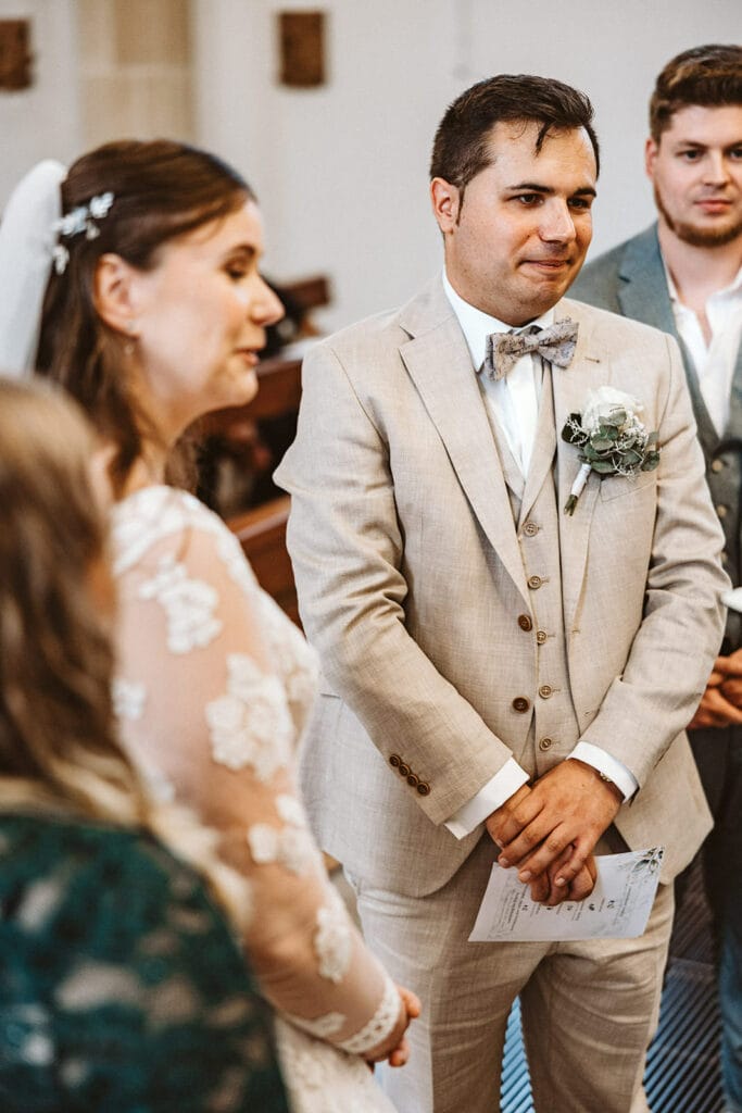 St. Marien Witten Hochzeitsfotograf - Braut und Bräutigam stehen in der Kirche