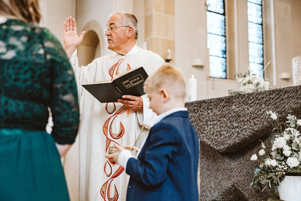 St. Marien Witten Hochzeitsfotograf - Priester Weiht die Ringe