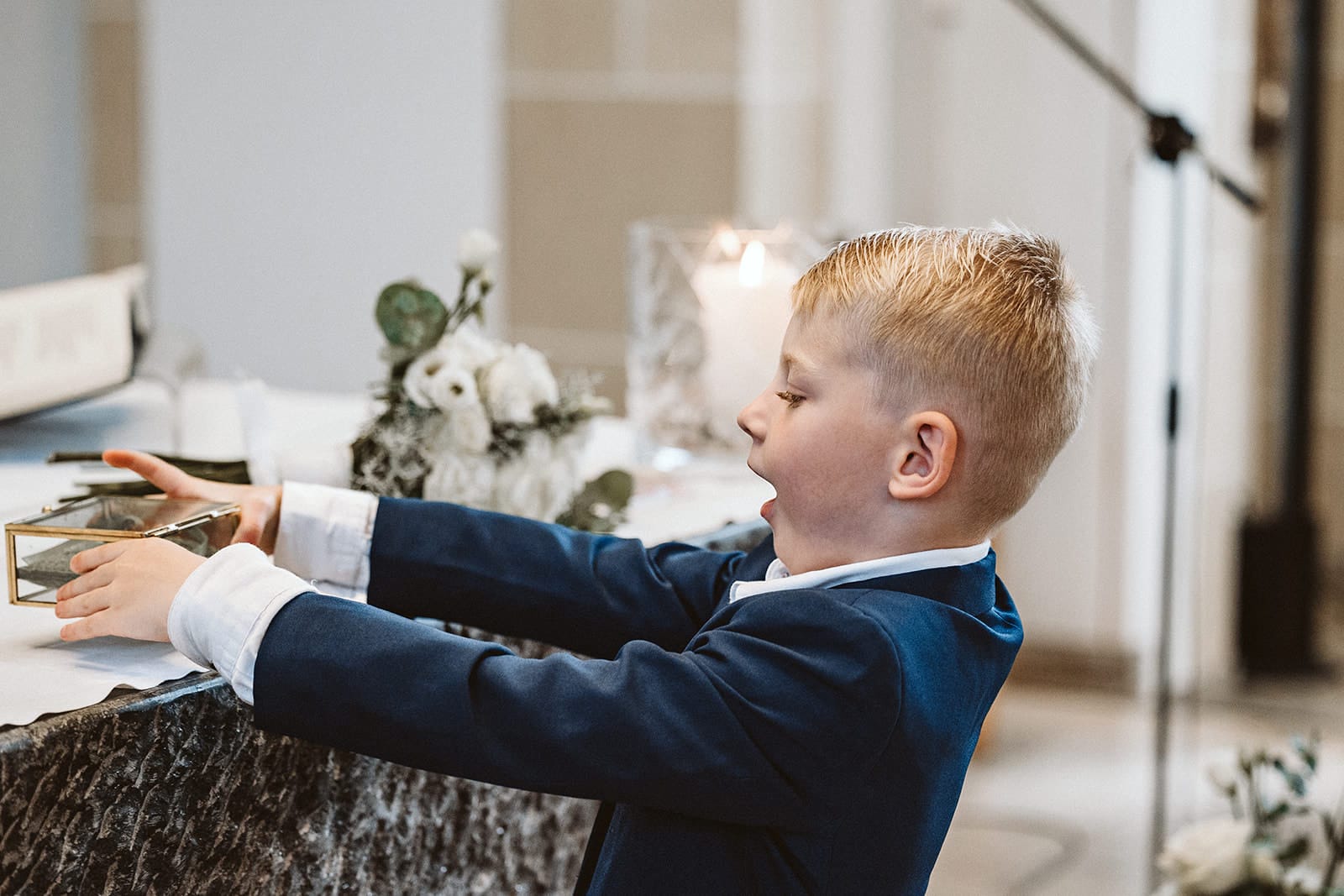 St. Marien Witten Hochzeitsfotograf - Kind holt Brautschatulle vom Altar