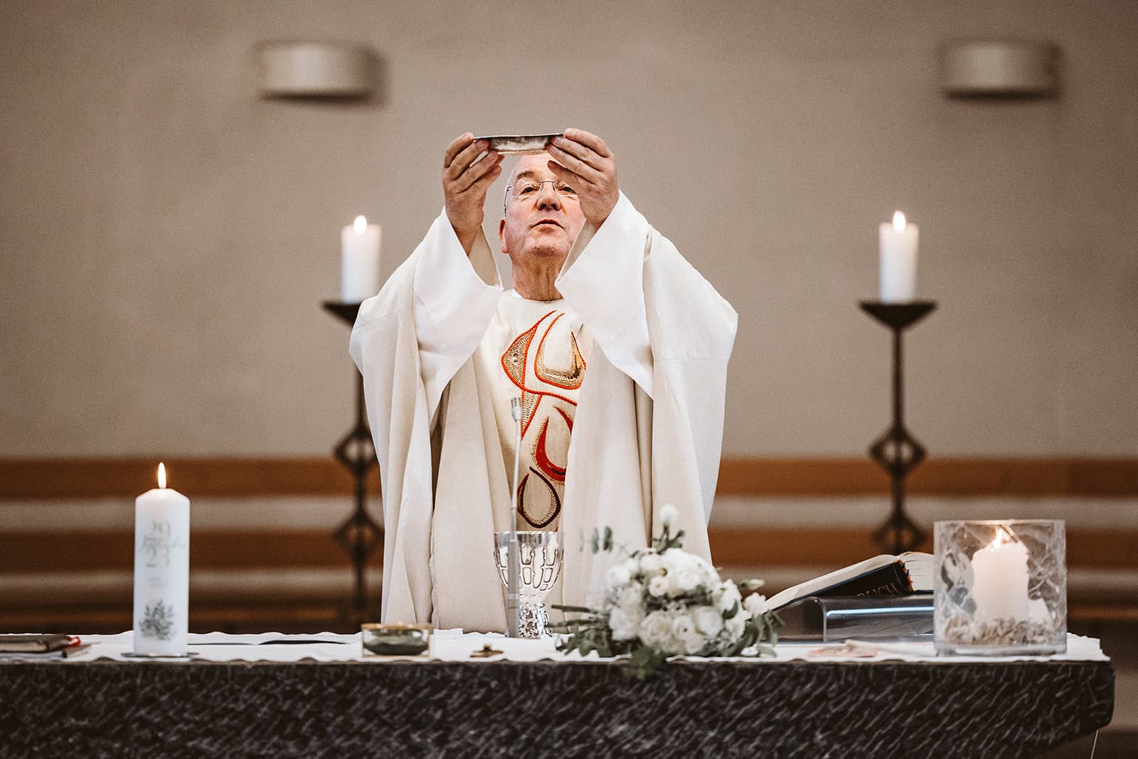 St. Marien Witten Hochzeitsfotograf - Priester salbt Brot und betet