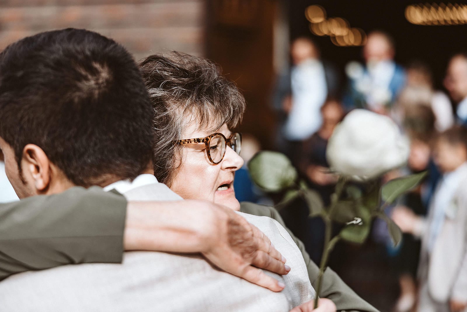 St. Marien Witten Hochzeitsfotograf - Oma umarmt Bräutigam Glückwünsche