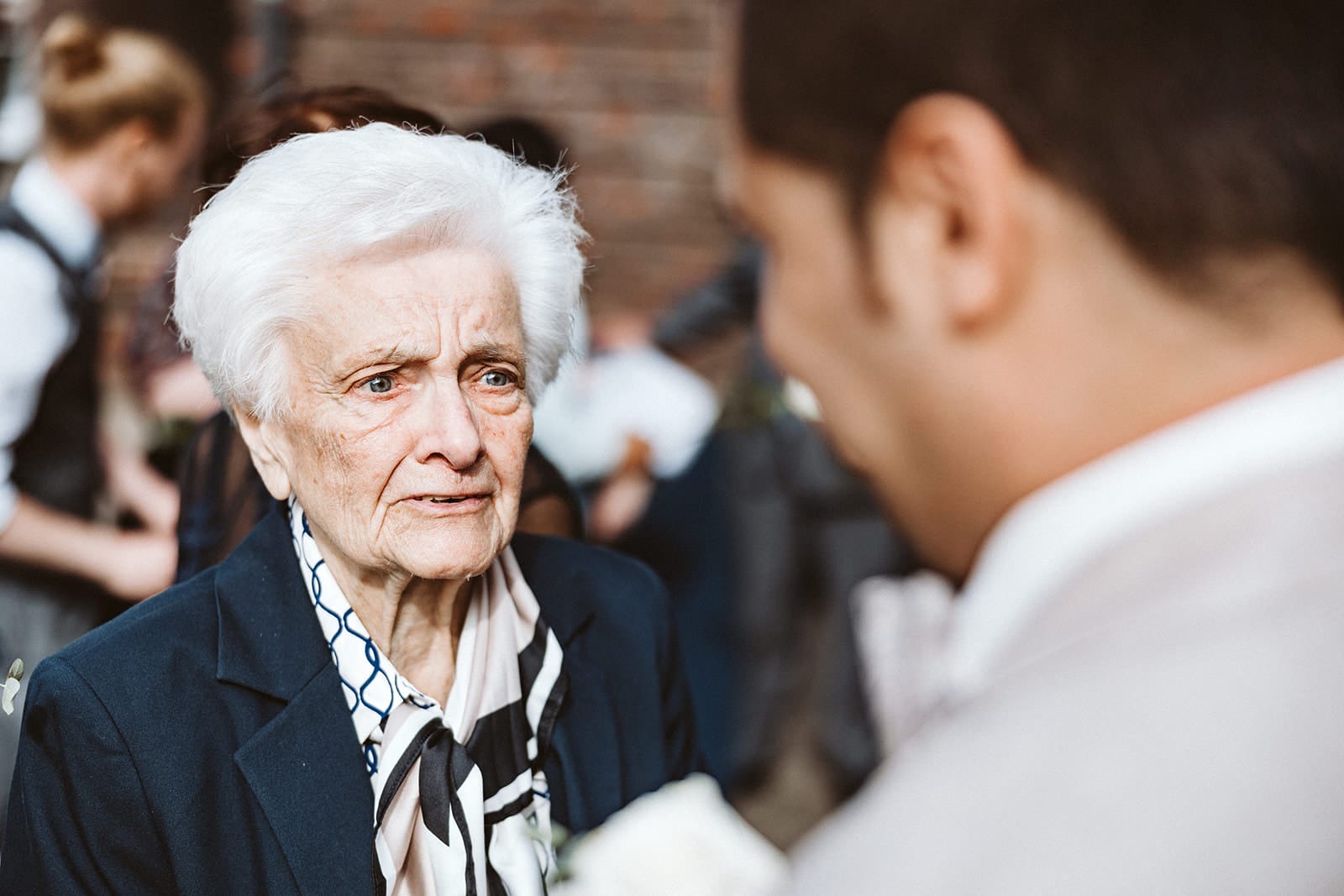 St. Marien Witten Hochzeitsfotograf - Großmutter beglückwünscht Bräutigam