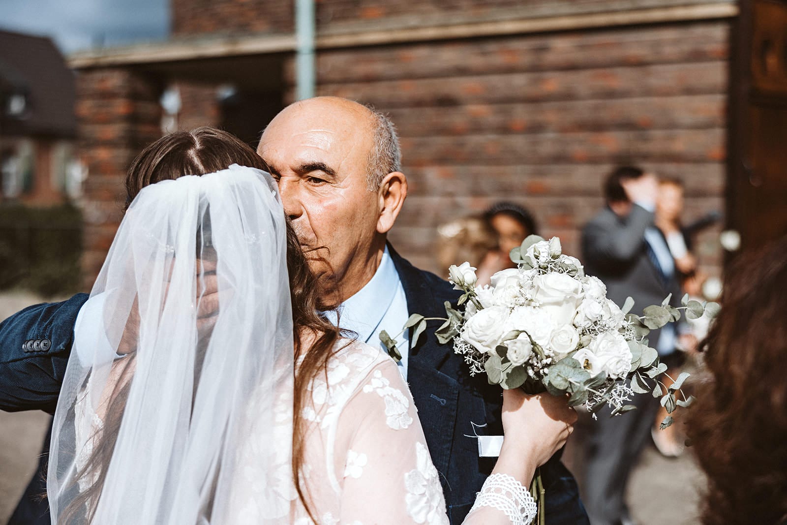 St. Marien Witten Hochzeitsfotograf - Vater der Braut küsst diese auf die Stirn und beglückwünscht sie zur Trauung