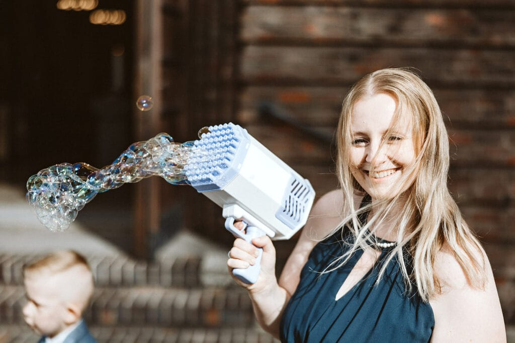 St. Marien Witten Hochzeitsfotograf - Seifenblasen-Maschine Trauzeugin hat Spaß mit Seifenblasen nach Hochzeit