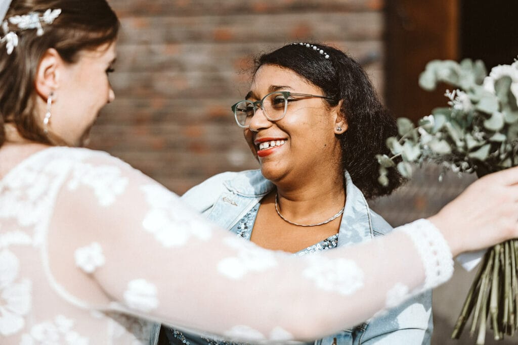 St. Marien Witten Hochzeitsfotograf - Frau gratuliert Braut zur Ehe nach Zeremonie