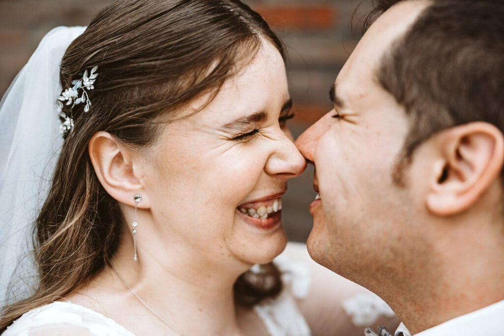 St. Marien Witten Hochzeitsfotograf - Braut und Bräutigam näseln miteinander