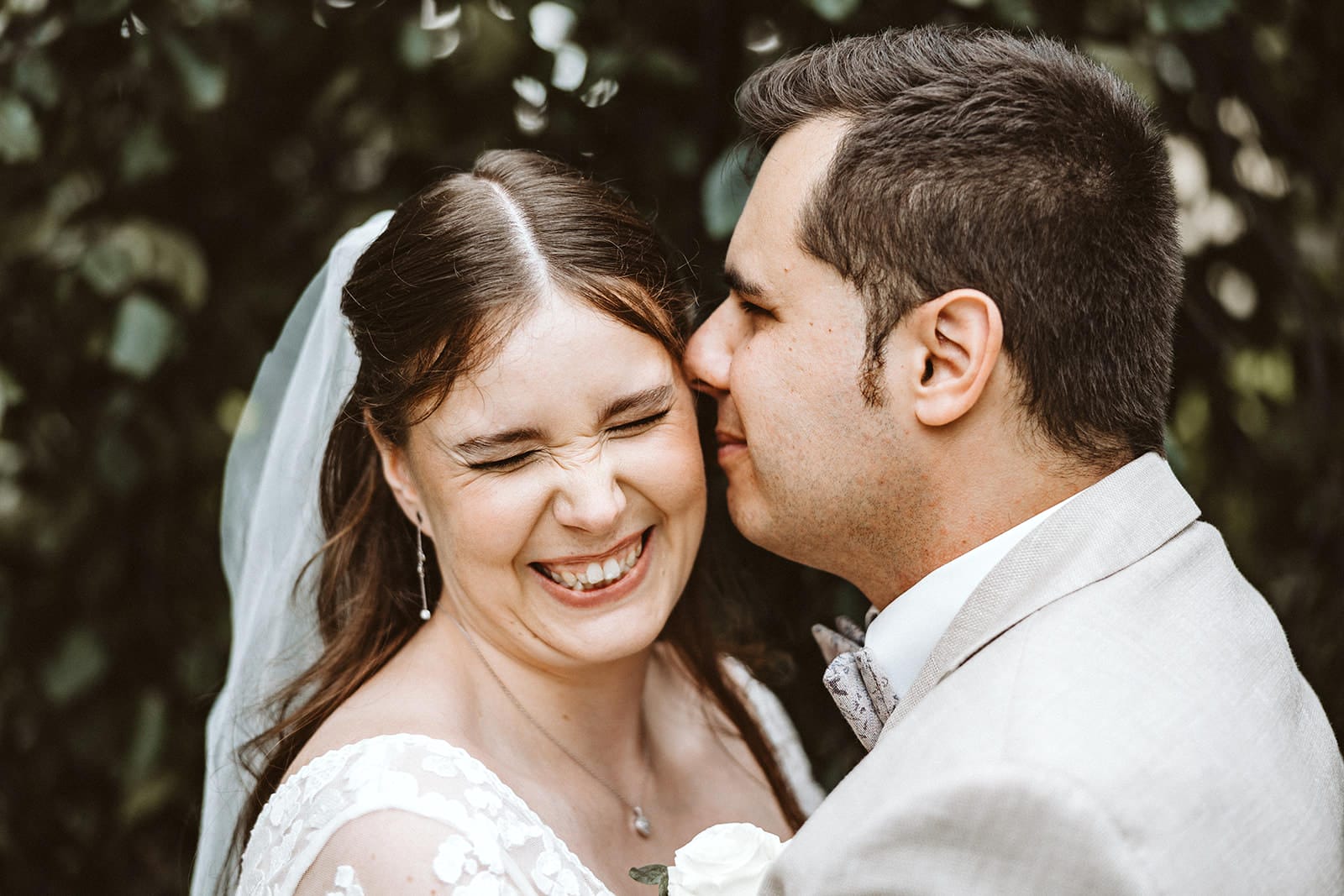 St. Marien Witten Hochzeitsfotograf - Bräutigam küsst Braut an Wange