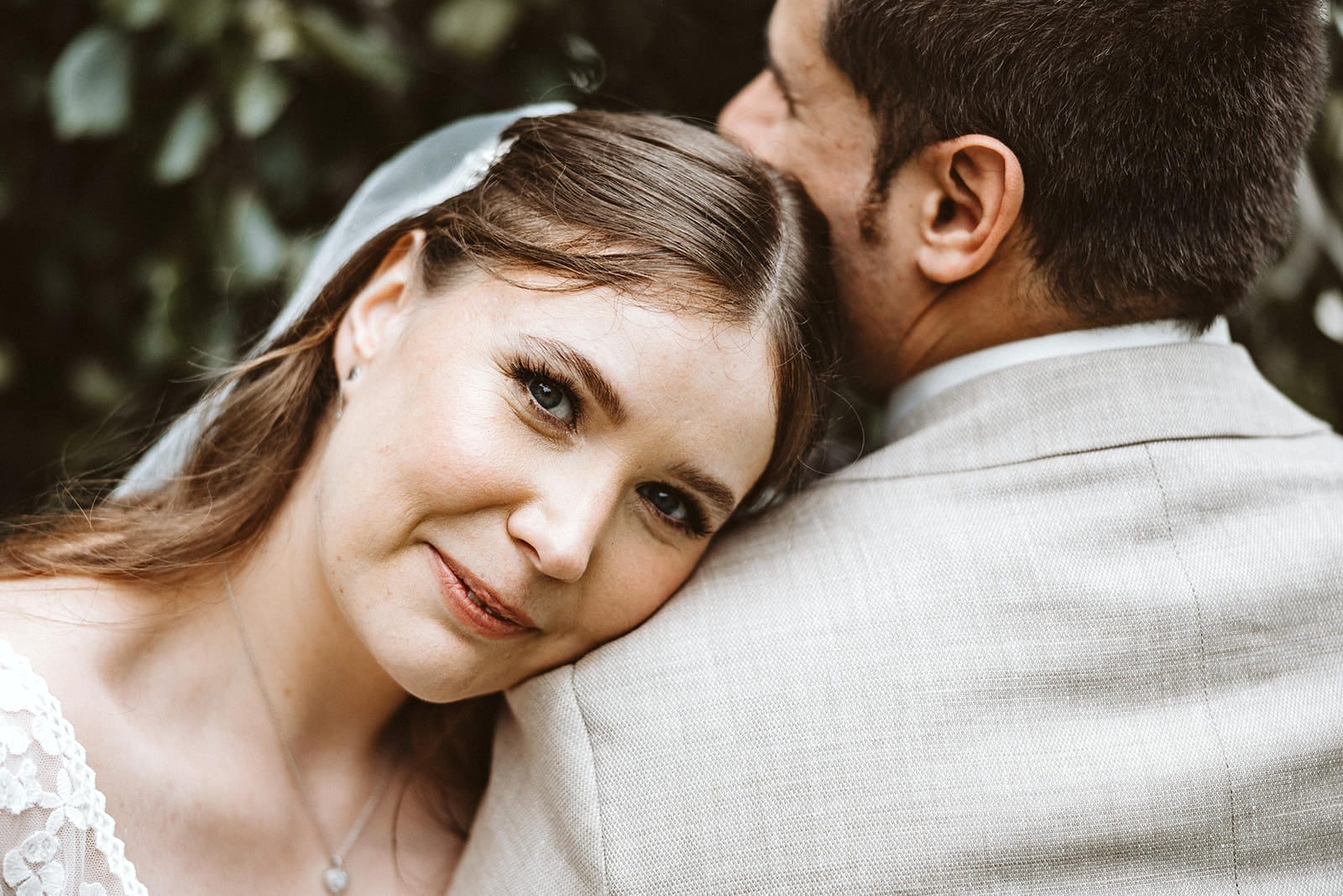 St. Marien Witten Hochzeitsfotograf - Braut legt ihre Schultern auf die des Bräutigams