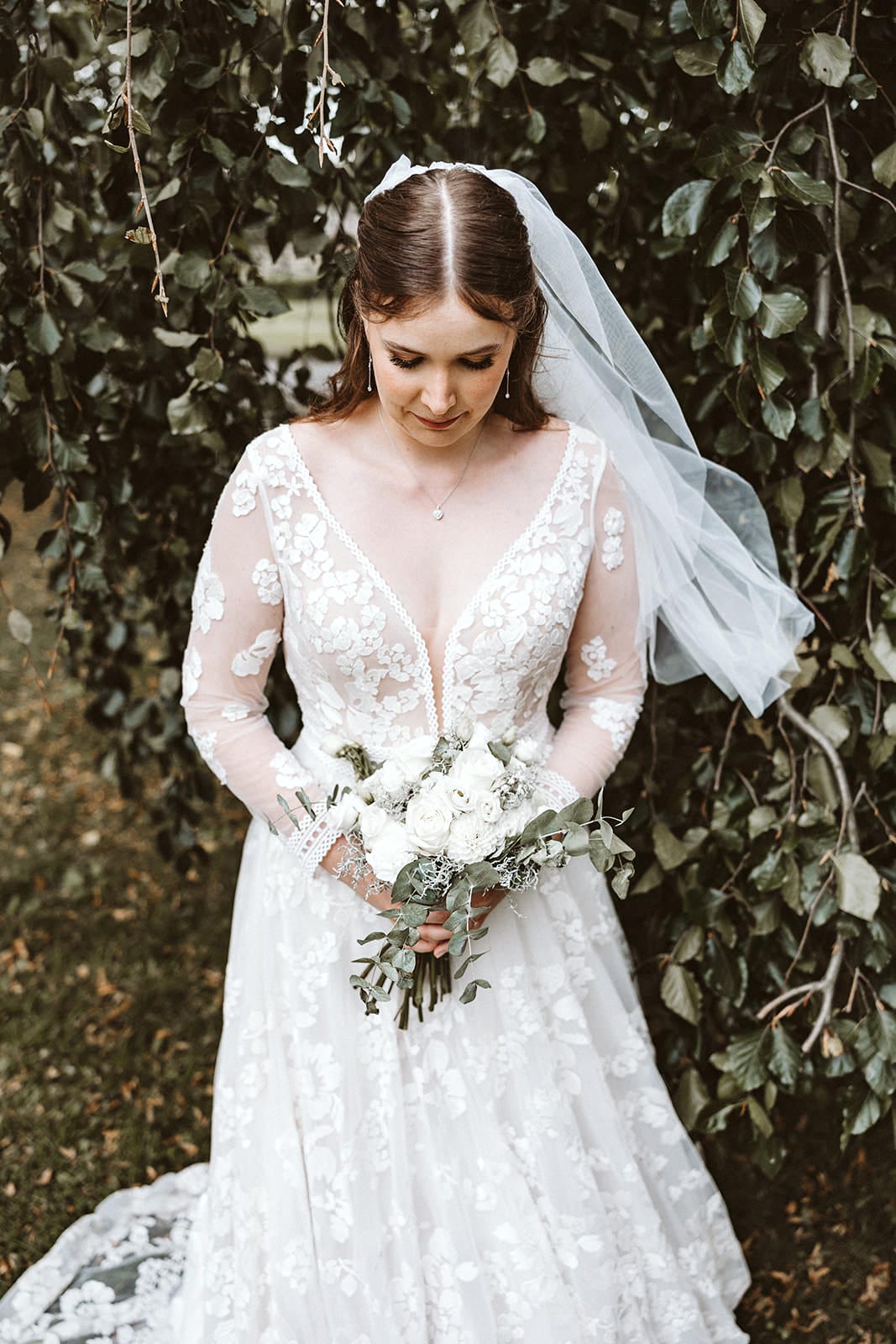 St. Marien Witten Hochzeitsfotograf - Braut schaut zu Brautstrauß hinunter
