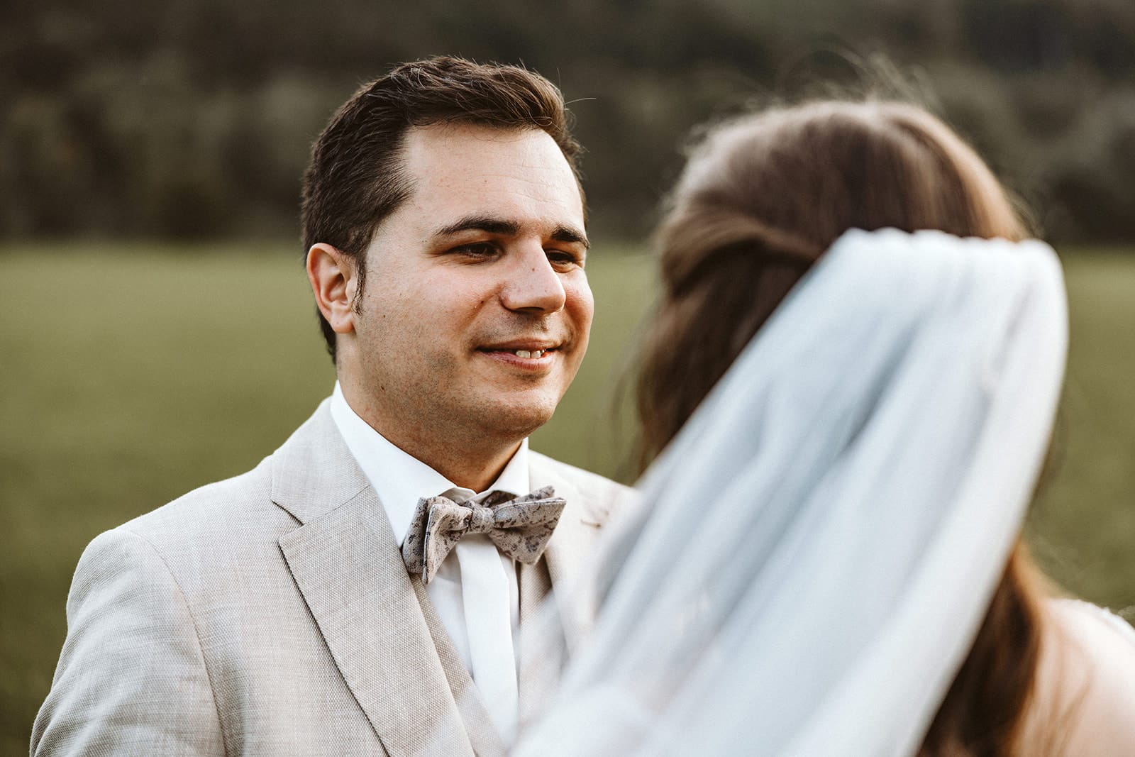 St. Marien Witten Hochzeitsfotograf - Bräutigam sieht seine Braut an bei Sonnenuntergang