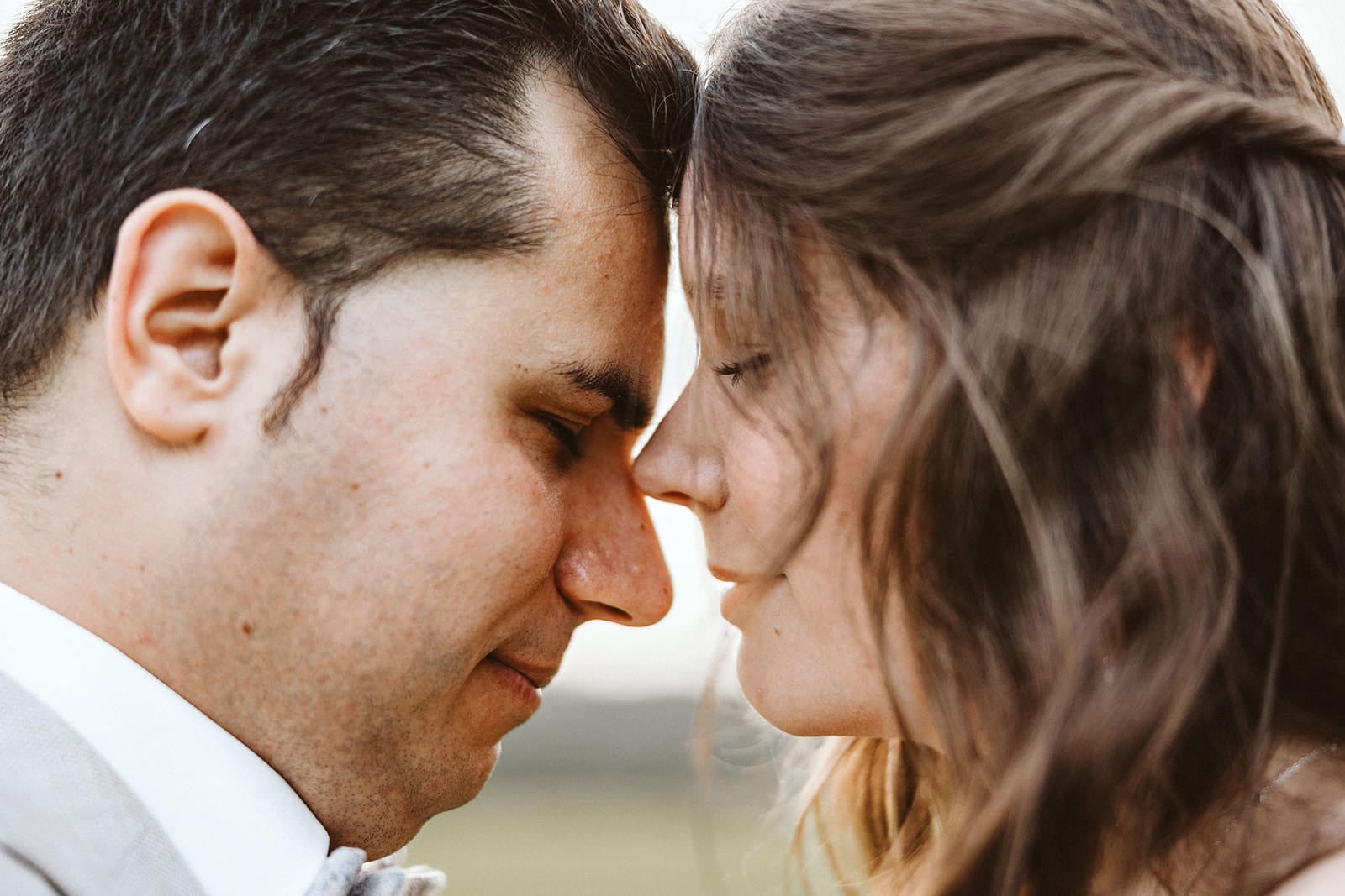 St. Marien Witten Hochzeitsfotograf - Brautpaar Stirn an Stirn