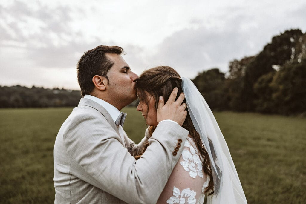 St. Marien Witten Hochzeitsfotograf - Bräutigam küsst seine Braut bei der After Wedding Session auf die Stirn