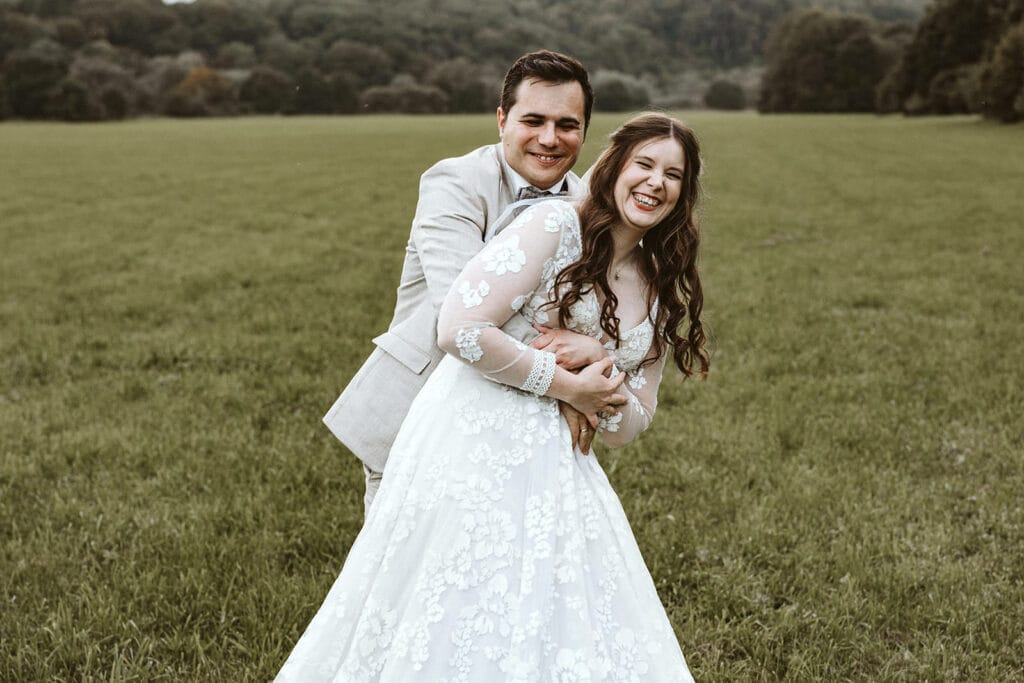 St. Marien Witten Hochzeitsfotograf - Brautpaar lacht miteinander