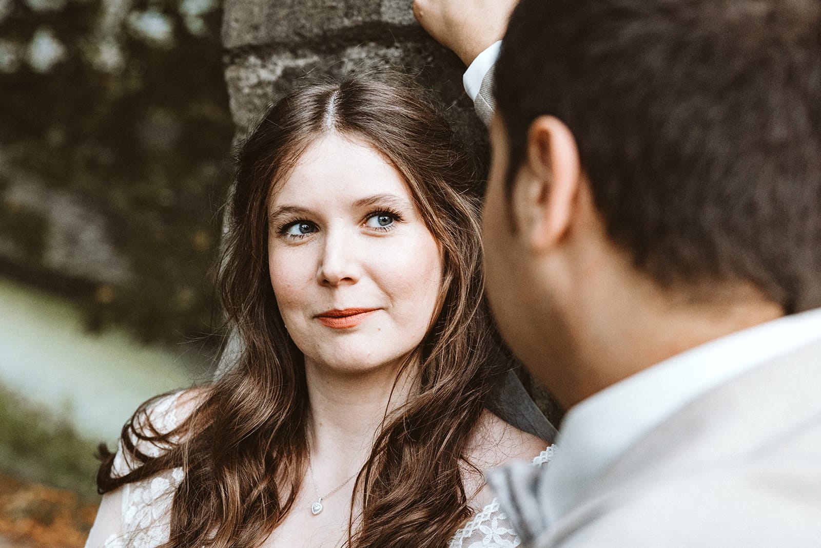 St. Marien Witten Hochzeitsfotograf - Wunderschöne Braut schaut in das Gesicht des Bräutigams