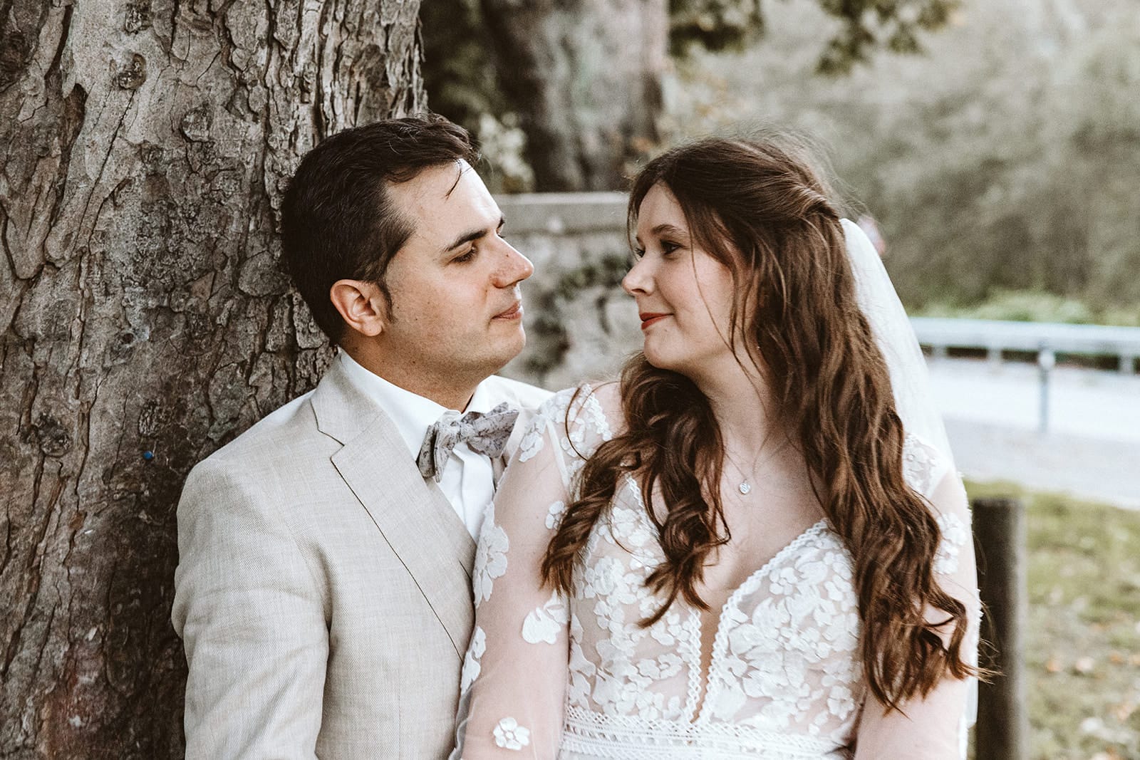 St. Marien Witten Hochzeitsfotograf - Brautpaar sieht sich einander unter einem Baum an