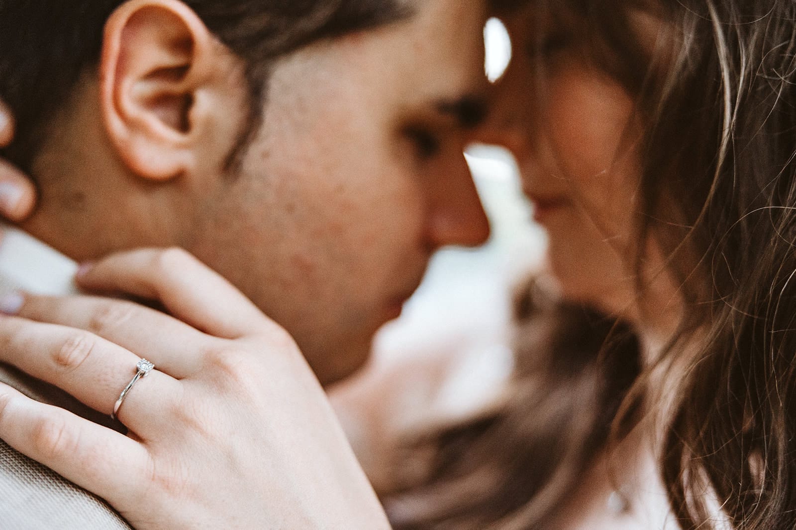 St. Marien Witten Hochzeitsfotograf - Braut und Bräutigam Stirn an Stirn zusammen