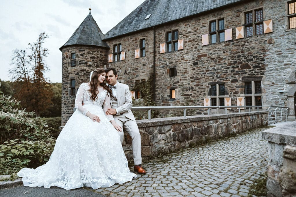St. Marien Witten Hochzeitsfotograf - Brautpaar vor einem Schloss